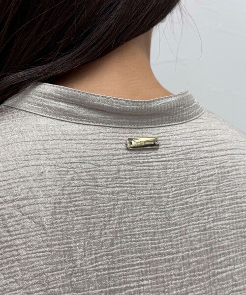 fredy emue（フレディエミュ）の「《セットアップ対応》Shiny creapバンドカラーシャツ（シャツ/ブラウス・レディース・ベージュ/ブラウン・38）」の21枚目の写真