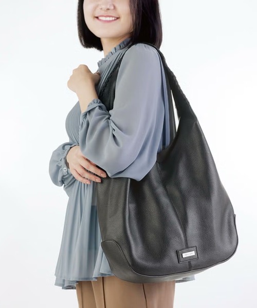 BarcosBlue（バルコスブルー）の「【BarcosBlue/バルコスブルー】フェイクレザーホーボーバッグ（ショルダーバッグ・レディース・ベージュ/ブラック・ONE SIZE）」の2枚目の写真