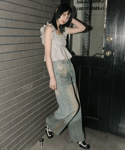 FOREVER 21（フォーエバー トゥエンティーワン）の「【2025SS】フリルコンパクトシャーリングブラウス（Tシャツ/カットソー・レディース・ブラック/ブルー/チェック/ホワイト・FREE）」の5枚目の写真