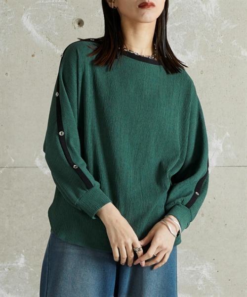 Soiunique（スワユニーク）の「肩ボタン付ドルマンシルエット配色プルオーバー ［Soiunique］（Tシャツ/カットソー・レディース・ダークグリーン系/ブラック系・01/02）」の2枚目の写真