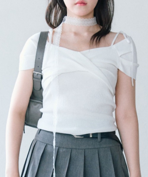 OLIVE des OLIVE(オリーブデオリーブ)の「肩リボンオフショルニット(Tシャツ/カットソー・レディース・ピンク/チャコールグレー/オフホワイト・FREE)」の1枚目の写真