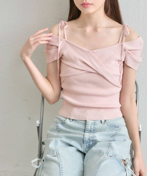 OLIVE des OLIVE(オリーブデオリーブ)の「肩リボンオフショルニット(Tシャツ/カットソー・レディース・ピンク/チャコールグレー/オフホワイト・FREE)」の3枚目の写真