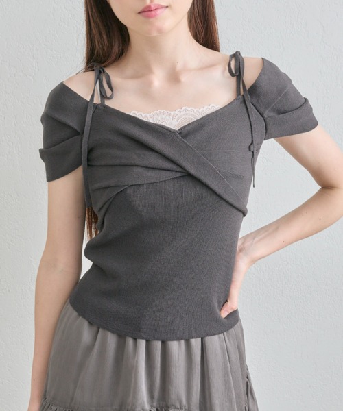 OLIVE des OLIVE(オリーブデオリーブ)の「肩リボンオフショルニット(Tシャツ/カットソー・レディース・ピンク/チャコールグレー/オフホワイト・FREE)」の2枚目の写真