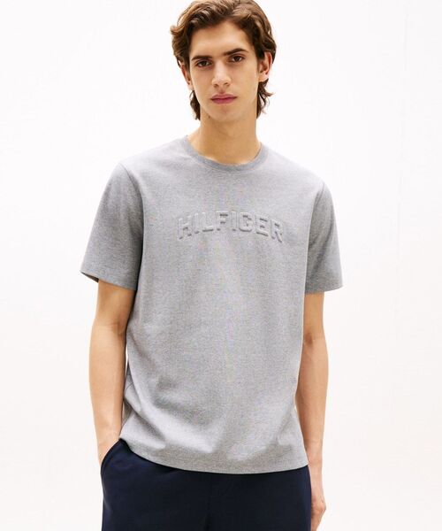 TOMMY HILFIGER(トミーヒルフィガー)の「ヒルフィガーアーチエンボスTシャツ(Tシャツ/カットソー・メンズ・ネイビー/グレー・LARGE/MEDIUM/SMALL/X-LARGE)」の2枚目の写真