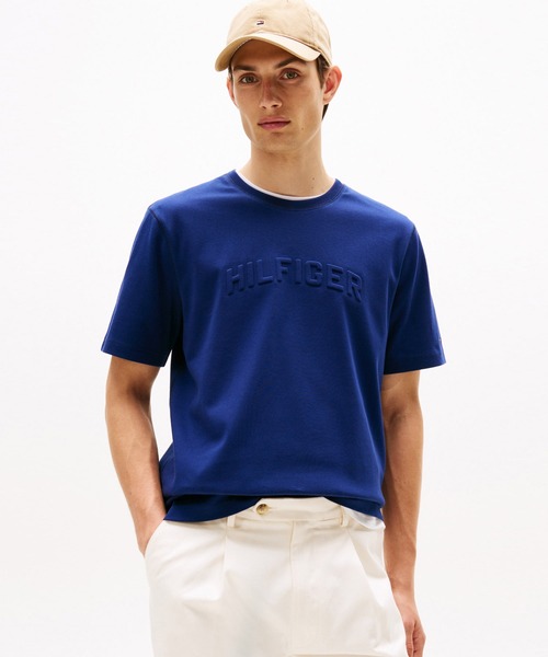 TOMMY HILFIGER(トミーヒルフィガー)の「ヒルフィガーアーチエンボスTシャツ(Tシャツ/カットソー・メンズ・ネイビー/グレー・LARGE/MEDIUM/SMALL/X-LARGE)」の1枚目の写真