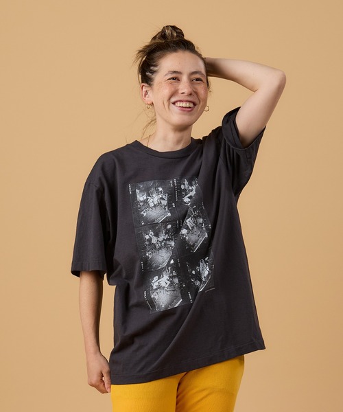 WALLA WALLA SPORT(ワラワラスポーツ)の「PRINTABLE TUBE TEE /CHARLES PETERSON - “DRUM CRASH” / プリンタブル チューブ ティー/ チャールズ ピーターソン - "ドラム クラッシュ”(Tシャツ/カットソー・メンズ・ホワイト/スミクロ・MEDIUM/LARGE/X-LARGE/SMALL/XX-LARGE)」の2枚目の写真