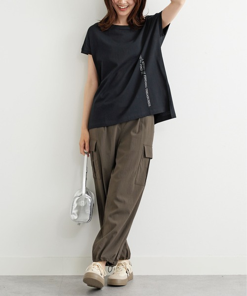 BELLUNA PLUS(ベルーナ)の「ラメプリント縦ロゴゆったりプルオーバー(Tシャツ/カットソー・レディース・ブラック/イエロー・MEDIUM/LARGE/X-LARGE)」の4枚目の写真
