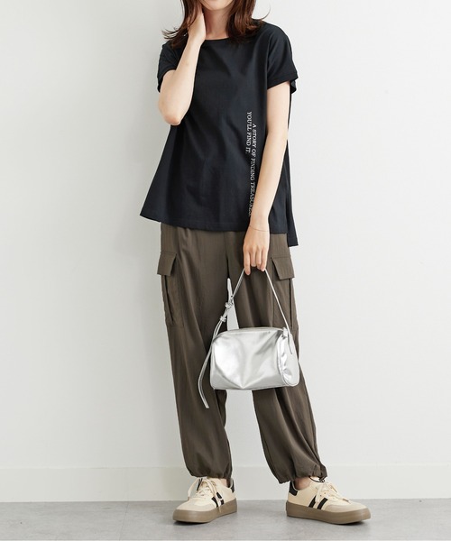 BELLUNA PLUS(ベルーナ)の「ラメプリント縦ロゴゆったりプルオーバー(Tシャツ/カットソー・レディース・ブラック/イエロー・MEDIUM/LARGE/X-LARGE)」の5枚目の写真