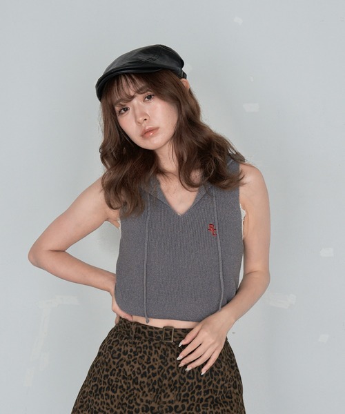 RAY CASSIN(レイカズン)の「スキッパーアメスリ胸刺繍フードニット(ニット/セーター・レディース・グレー/アイボリー/ブラック・FREE)」の3枚目の写真