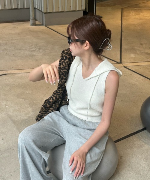 RAY CASSIN(レイカズン)の「スキッパーアメスリ胸刺繍フードニット(ニット/セーター・レディース・グレー/アイボリー/ブラック・FREE)」の6枚目の写真