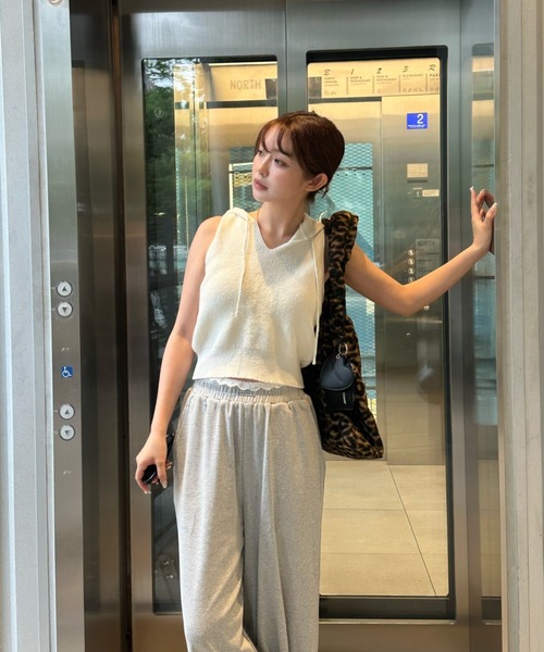 RAY CASSIN(レイカズン)の「スキッパーアメスリ胸刺繍フードニット(ニット/セーター・レディース・グレー/アイボリー/ブラック・FREE)」の9枚目の写真