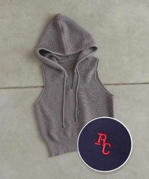 RAY CASSIN(レイカズン)の「スキッパーアメスリ胸刺繍フードニット(ニット/セーター・レディース・グレー/アイボリー/ブラック・FREE)」の4枚目の写真