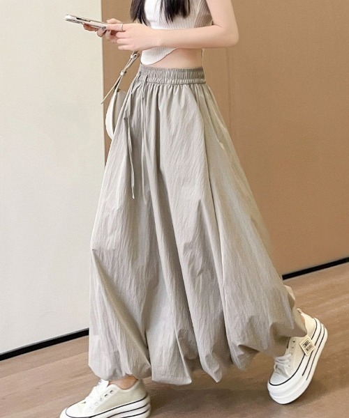 maison de LATIR(メゾンドラティール)の「軽やかなボリュームが可愛い。マキシ丈バルーンが夏の雰囲気にぴったりなイージーケア立体スカート。(スカート・レディース・ホワイト/ブルー/カーキ/ブラック/ライトブルー/イエロー・FREE)」の4枚目の写真