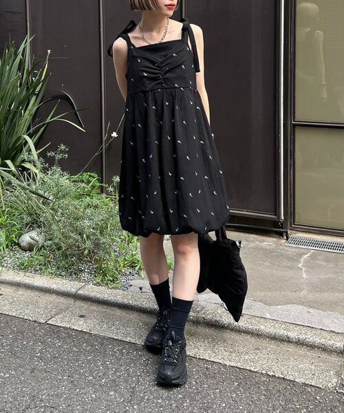 w closet（ダブルクローゼット）の「肩リボンバルーンキャミワンピース（ワンピース・レディース・オフホワイト/ブラック/サックスブルー・FREE）」の2枚目の写真