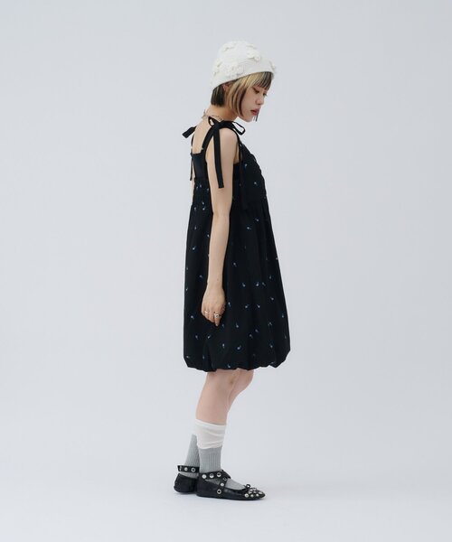w closet（ダブルクローゼット）の「肩リボンバルーンキャミワンピース（ワンピース・レディース・オフホワイト/ブラック/サックスブルー・FREE）」の4枚目の写真
