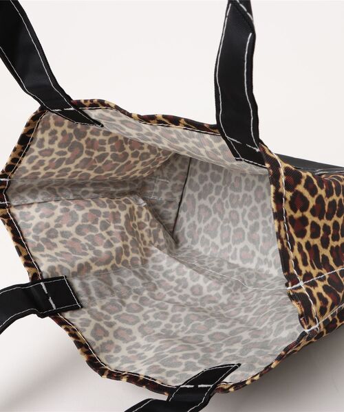 Drifter(ドリフター)の「BUCKEYE MEDIUM TOTE/バックアイミディアムトート(トートバッグ・レディース・ブラック/イエロー×グレー/ピンク系その他/ブラウン/タン/グリーン系カモフラージュ/レオパード/パープル系その他/ベージュ系その他/グリーン系その他2/ブラック×グリーン/ベージュ系・FREE)」の19枚目の写真