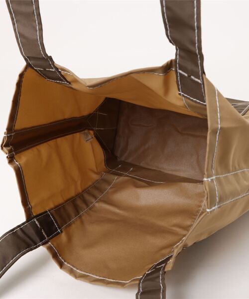 Drifter(ドリフター)の「BUCKEYE MEDIUM TOTE/バックアイミディアムトート(トートバッグ・レディース・ブラック/イエロー×グレー/ピンク系その他/ブラウン/タン/グリーン系カモフラージュ/レオパード/パープル系その他/ベージュ系その他/グリーン系その他2/ブラック×グリーン/ベージュ系・FREE)」の21枚目の写真