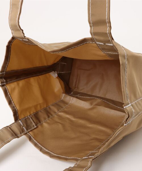 Drifter(ドリフター)の「BUCKEYE MEDIUM TOTE/バックアイミディアムトート(トートバッグ・レディース・ブラック/イエロー×グレー/ピンク系その他/ブラウン/タン/グリーン系カモフラージュ/レオパード/パープル系その他/ベージュ系その他/グリーン系その他2/ブラック×グリーン/ベージュ系・FREE)」の22枚目の写真