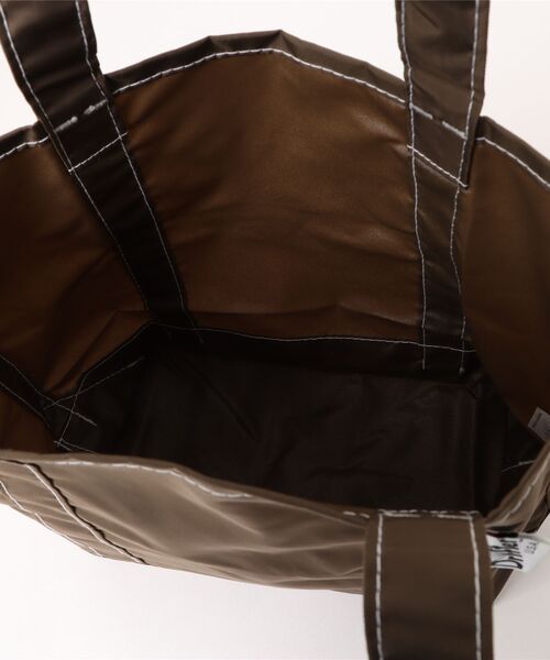 Drifter(ドリフター)の「BUCKEYE MEDIUM TOTE/バックアイミディアムトート(トートバッグ・レディース・ブラック/イエロー×グレー/ピンク系その他/ブラウン/タン/グリーン系カモフラージュ/レオパード/パープル系その他/ベージュ系その他/グリーン系その他2/ブラック×グリーン/ベージュ系・FREE)」の16枚目の写真