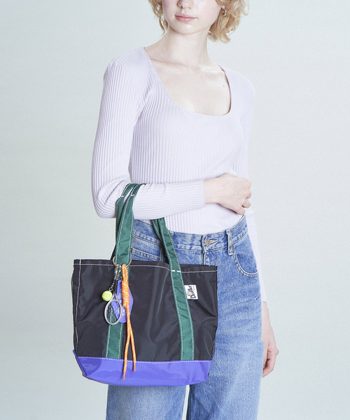 Drifter(ドリフター)の「BUCKEYE MEDIUM TOTE/バックアイミディアムトート(トートバッグ・レディース・ブラック/イエロー×グレー/ピンク系その他/ブラウン/タン/グリーン系カモフラージュ/レオパード/パープル系その他/ベージュ系その他/グリーン系その他2/ブラック×グリーン/ベージュ系・FREE)」の3枚目の写真