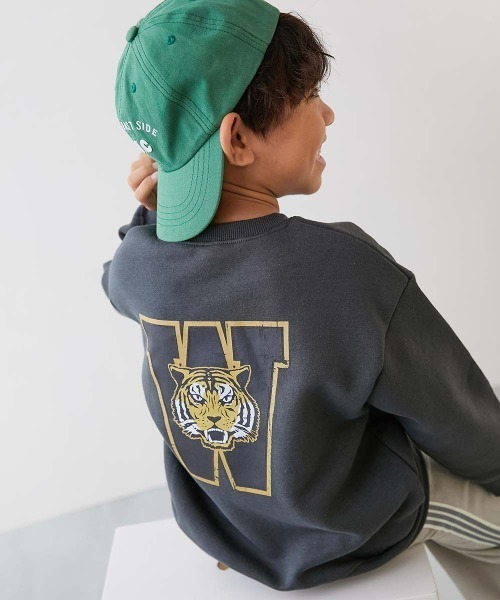 devirock（デビロック）の「デビラボ プリント 裏起毛  BOXシルエット トレーナー（スウェット・キッズ・レッド系1/レッド系2/ベージュ系1/グリーン系1/ブラック系2/ブルー系2/ベージュ系3/ブラック系4/ブラック系1/ベージュ系2/ブラック系3/グリーン系2/ブルー系1/ピンク系1・90cm/100cm/110cm/120cm/130cm/140cm/150cm/160cm）」の4枚目の写真