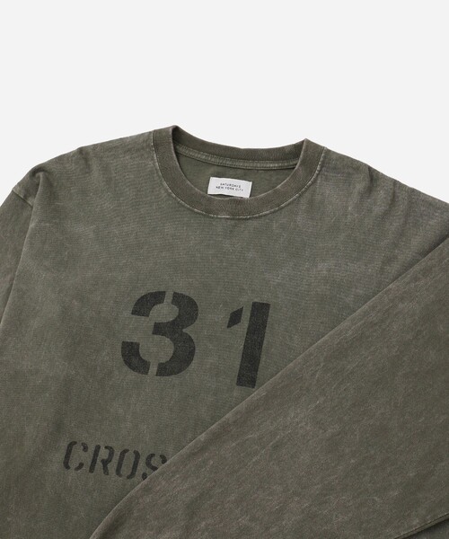 Saturdays NYC（サタデーズ ニューヨークシティ ）の「Crosby Stencil Print Relaxed LS Tee（Tシャツ/カットソー・メンズ・オリーブ/チャコールグレー・X-SMALL/XL/S/M/L）」の17枚目の写真