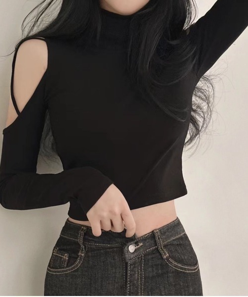 semuse(セミューズ)の「オープンショルダークロップド丈ハイネックロンT(Tシャツ/カットソー・レディース・ブラウン/ブラック/ダークグレー/ホワイト・M/L)」の5枚目の写真