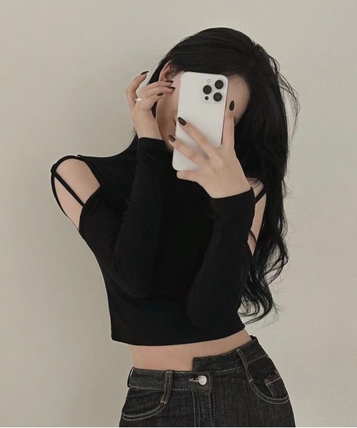 semuse(セミューズ)の「オープンショルダークロップド丈ハイネックロンT(Tシャツ/カットソー・レディース・ブラウン/ブラック/ダークグレー/ホワイト・M/L)」の6枚目の写真