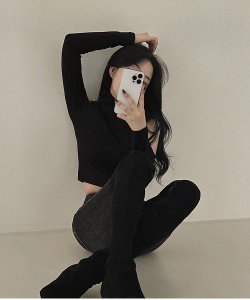semuse(セミューズ)の「オープンショルダークロップド丈ハイネックロンT(Tシャツ/カットソー・レディース・ブラウン/ブラック/ダークグレー/ホワイト・M/L)」の7枚目の写真
