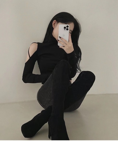 semuse(セミューズ)の「オープンショルダークロップド丈ハイネックロンT(Tシャツ/カットソー・レディース・ブラウン/ブラック/ダークグレー/ホワイト・M/L)」の8枚目の写真
