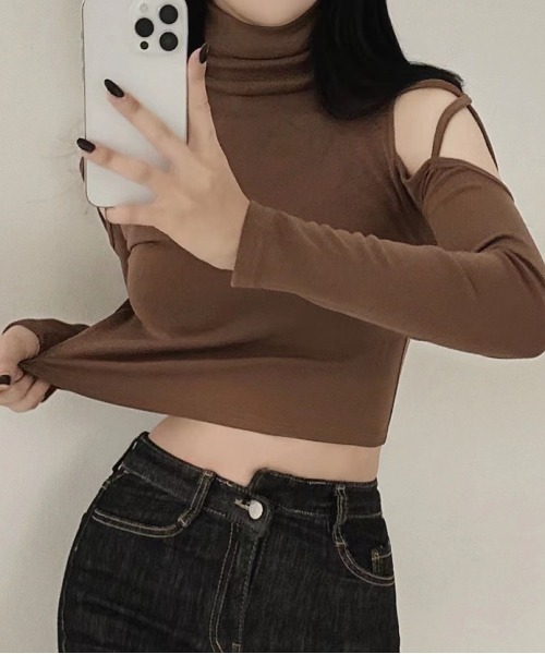 semuse(セミューズ)の「オープンショルダークロップド丈ハイネックロンT(Tシャツ/カットソー・レディース・ブラウン/ブラック/ダークグレー/ホワイト・M/L)」の12枚目の写真