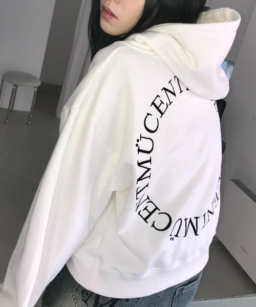 MUCENT(ムセント)の「◇MUCENT◇ブランド直輸入正規品/MUCENT アーク バック ロゴ フーディー MUCENT ARC BACK LOGO HOODIE(パーカー・レディース・ホワイト/ブラック/グレー・M/L)」の1枚目の写真