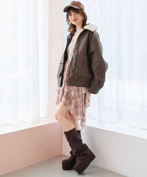 MAJESTIC LEGON(マジェスティックレゴン)の「ヴィンテージライク合皮ブルゾン(ブルゾン・レディース・ブラウン/ブラック系その他2/ブラック・MEDIUM)」の5枚目の写真