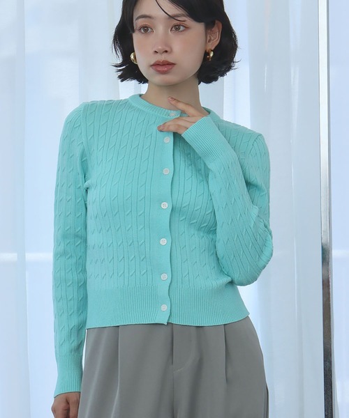 Ampirula（アンピルーラ）の「ケーブル編み ショート丈 ニットカーディガン（カーディガン/ボレロ・レディース・レッド/ブルー/ブラック・FREE）」の2枚目の写真