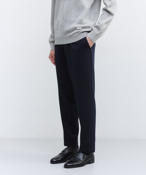 TAKEO KIKUCHI（タケオキクチ）の「【JUST ONE LAYER】ダウンファブリック ポンチ スリムタック イージーパンツ（スラックス・メンズ・ネイビー/ブラウン系その他/ブラック/チャコールグレー・02/03/04/01）」の4枚目の写真