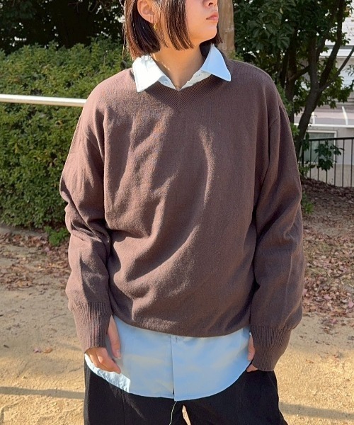 INTER FACTORY（インターファクトリー）の「kurumi フィンガーホール Vネックニット（ニット/セーター・レディース・ブラウン/ブラック・FREE）」の5枚目の写真