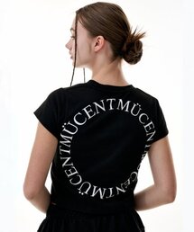 シグネチャーバックラウンド円形ロゴクロップ半袖Tシャツ（ブラック）