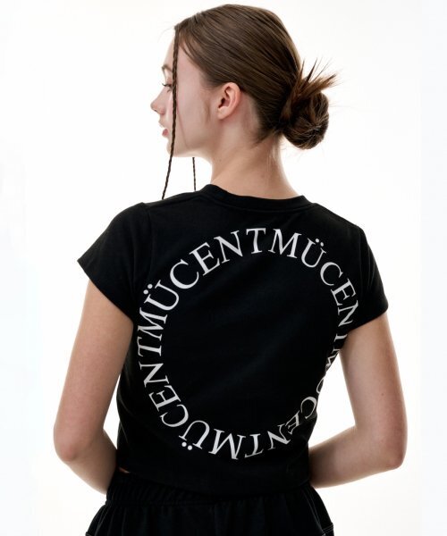MUCENT(ムセント)の「シグネチャーバックラウンド円形ロゴクロップ半袖Tシャツ(ブラック)(Tシャツ/カットソー・レディース・その他・FREE)」の1枚目の写真