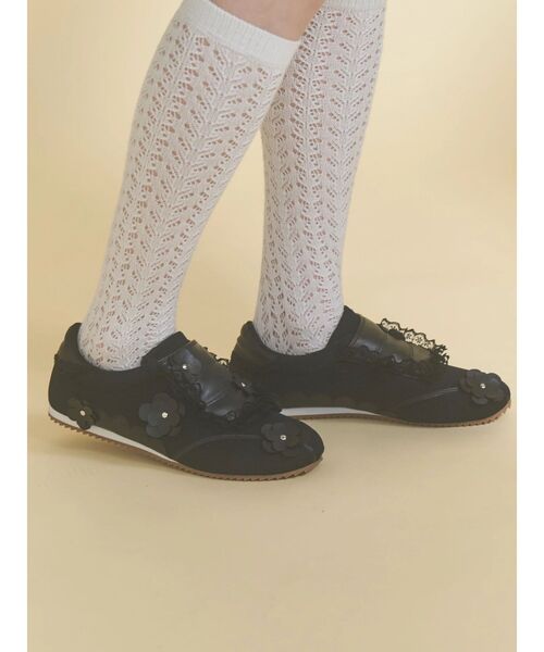 merry jenny(メリージェニー)の「お花いっぱいフラットスニーカー(スニーカー・レディース・オフホワイト/ブラック・LARGE/MEDIUM)」の2枚目の写真