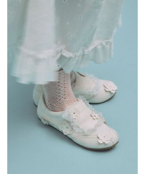 merry jenny(メリージェニー)の「お花いっぱいフラットスニーカー(スニーカー・レディース・オフホワイト/ブラック・LARGE/MEDIUM)」の6枚目の写真