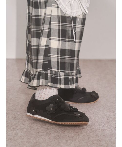 merry jenny(メリージェニー)の「お花いっぱいフラットスニーカー(スニーカー・レディース・オフホワイト/ブラック・LARGE/MEDIUM)」の12枚目の写真