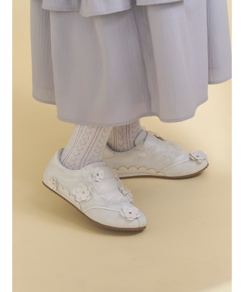 merry jenny(メリージェニー)の「お花いっぱいフラットスニーカー(スニーカー・レディース・オフホワイト/ブラック・LARGE/MEDIUM)」の5枚目の写真