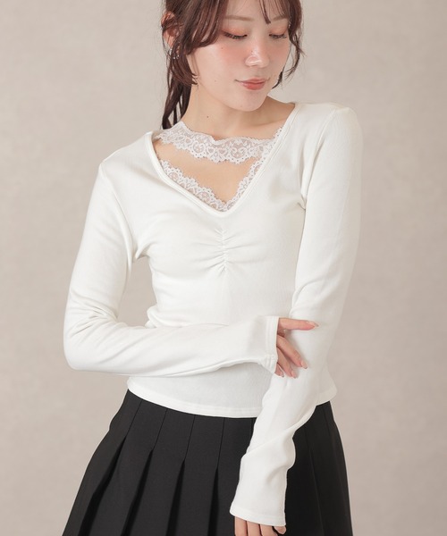Lace Ladies(レースレディース)の「Vネック フロント ギャザー レース トップス(Tシャツ/カットソー・レディース・アイボリー/ブラック・FREE)」の2枚目の写真