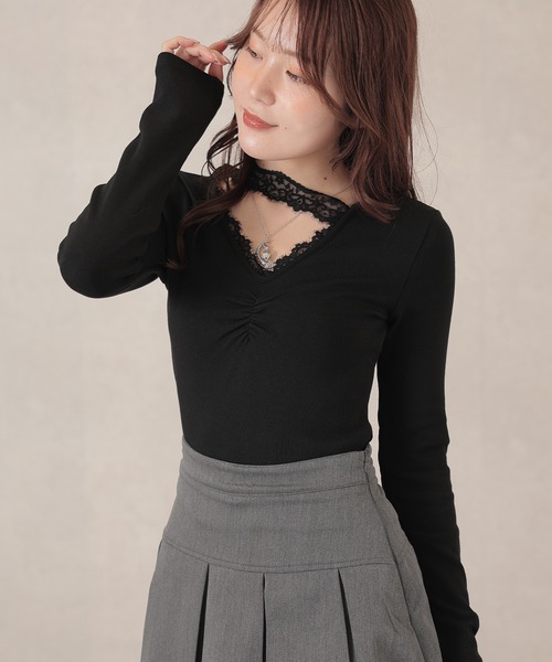 Lace Ladies(レースレディース)の「Vネック フロント ギャザー レース トップス(Tシャツ/カットソー・レディース・アイボリー/ブラック・FREE)」の1枚目の写真