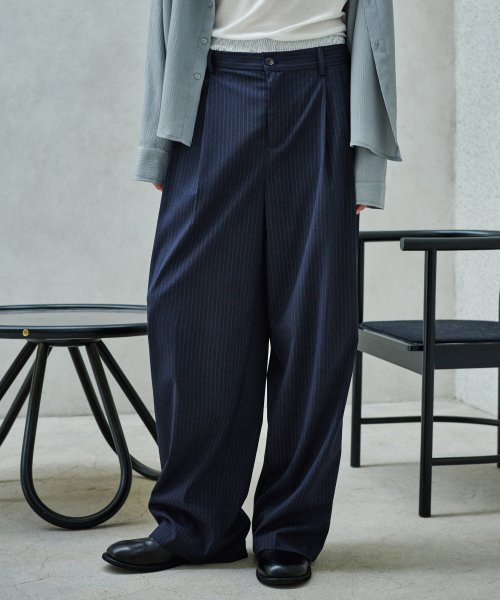 GLW(ジーエルダブリュ)の「ツータックワイドストライプスラックスネイビー(スラックス・レディース・その他・LARGE/SMALL/MEDIUM)」の6枚目の写真