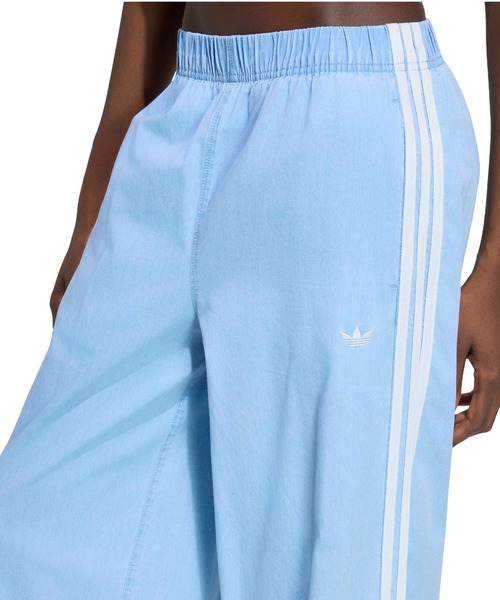 adidas(アディダス)の「adidas SUMMER GLOW DENIM WIDE LEG PANTS / アディダス サマーグロー デニム ワイド レッグ パンツ(デニムパンツ・レディース・ライトブルー・L/M/S)」の2枚目の写真