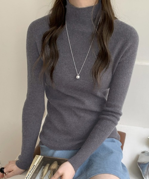 DAY CLOSET(デイ クローゼット)の「【大人の細魅せ上品ニット】長袖きれいめベーシックハイネックニットトップス レディース(ニット/セーター・レディース・アイボリー/ブラック/ワインレッド/キナリ/ダークグレー/グレー・FREE)」の5枚目の写真
