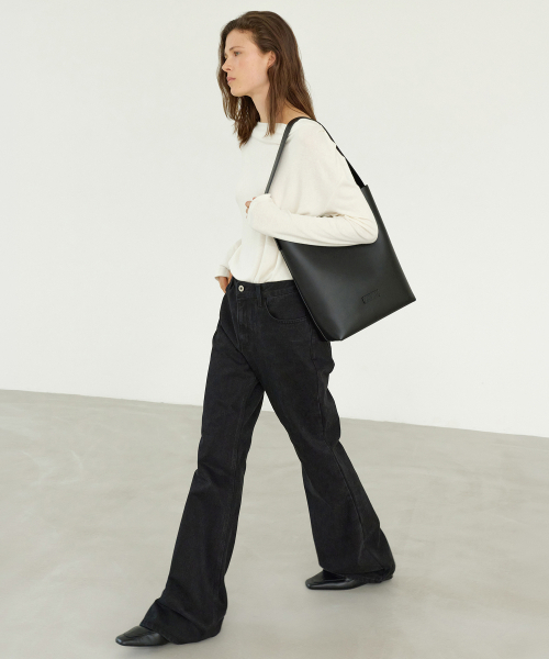 LEVAR（レバー）の「Relaxed Boots Cut Denim - Black（デニムパンツ・レディース・その他・M-Long/S-Long/S-Short/M-Short/XS-Short/XS-Long）」の5枚目の写真