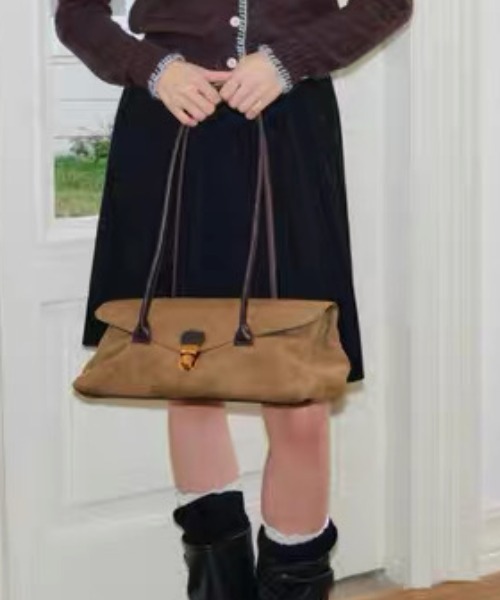 Vipoa(ヴィポア)の「Oblong suede shoulder bag(ショルダーバッグ・レディース・ベージュ/キャメル/ブラック・FREE)」の3枚目の写真