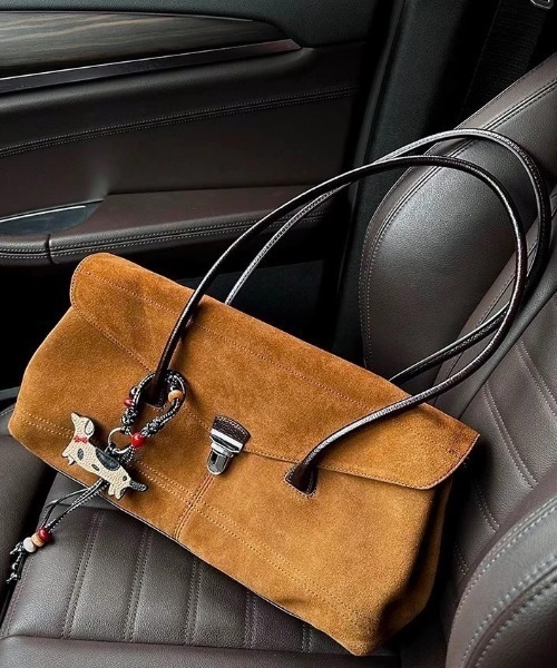 Vipoa(ヴィポア)の「Oblong suede shoulder bag(ショルダーバッグ・レディース・ベージュ/キャメル/ブラック・FREE)」の2枚目の写真
